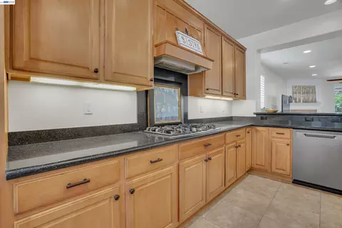 Kitchen - 2472 Shadow Berry Dr, Manteca, CA 95336 photo 4 of 5
