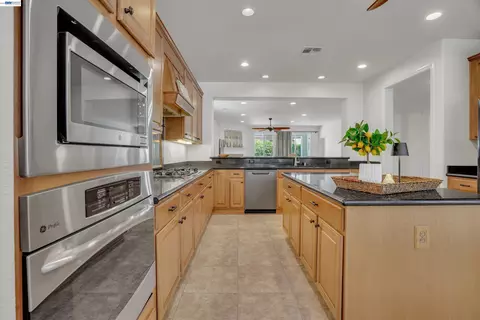 Kitchen - 2472 Shadow Berry Dr, Manteca, CA 95336 photo 3 of 5