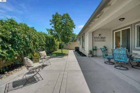 Exterior - 2472 Shadow Berry Dr, Manteca, CA 95336 photo 5 of 8