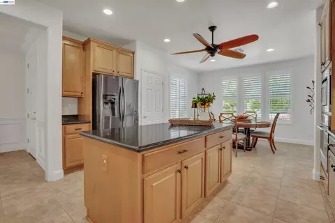 Kitchen - 2472 Shadow Berry Dr, Manteca, CA 95336 photo 2 of 5