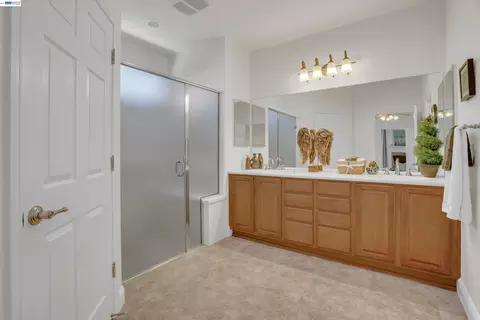 Bath - 2472 Shadow Berry Dr, Manteca, CA 95336 photo 2 of 2