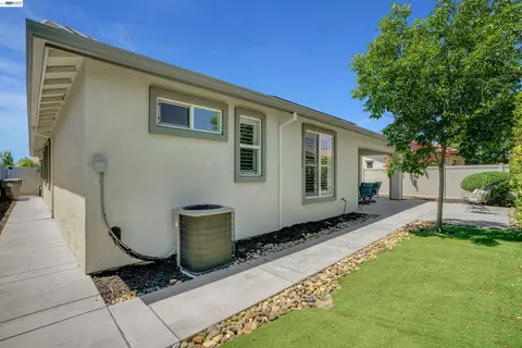 Exterior - 2472 Shadow Berry Dr, Manteca, CA 95336 photo 6 of 8