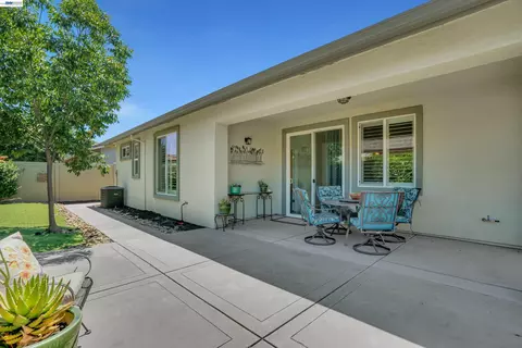 Exterior - 2472 Shadow Berry Dr, Manteca, CA 95336 photo 7 of 8