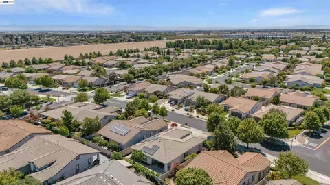 View/Area - 2472 Shadow Berry Dr, Manteca, CA 95336 photo 5 of 11