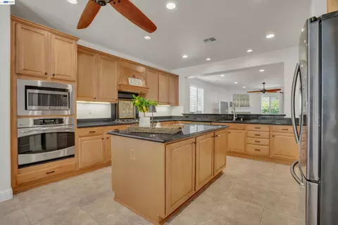 Kitchen - 2472 Shadow Berry Dr, Manteca, CA 95336 photo 5 of 5