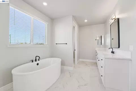 Bath - 798 Abagail Pl, Walnut Creek, CA 94598 photo 4 of 6