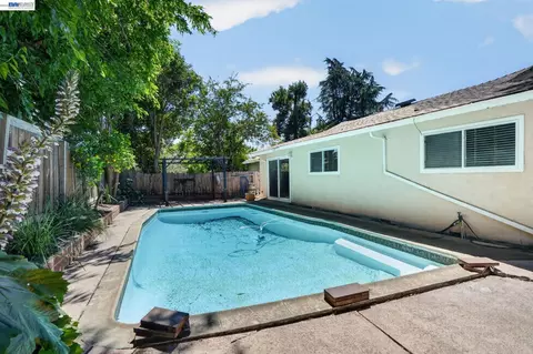 Exterior - 3436 Thunderbird Dr, Concord, CA 94520 photo 5 of 7
