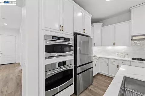 Kitchen - 3135 Central Pkwy, Dublin, CA 94568 photo 4 of 7