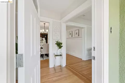 Entry Way - 2840 Stanton St, Berkeley, CA 94702 photo 2 of 5