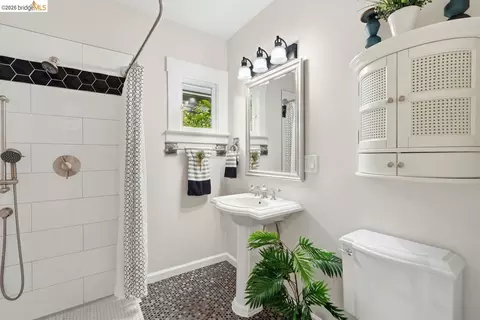 Bath - 2840 Stanton St, Berkeley, CA 94702 photo 3 of 5