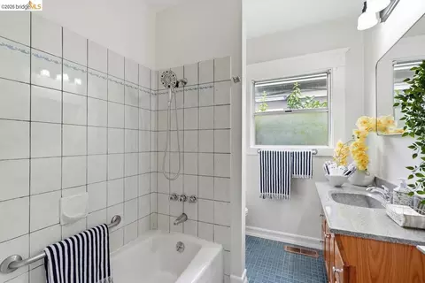 Bath - 2840 Stanton St, Berkeley, CA 94702 photo 1 of 5