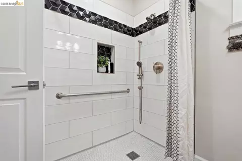 Bath - 2840 Stanton St, Berkeley, CA 94702 photo 4 of 5