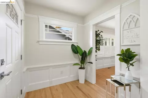 Entry Way - 2840 Stanton St, Berkeley, CA 94702 photo 3 of 5