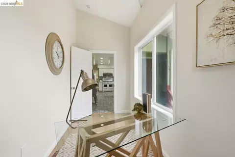 Entry Way - 2840 Stanton St, Berkeley, CA 94702 photo 4 of 5