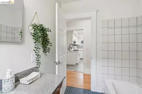 Bath - 2840 Stanton St, Berkeley, CA 94702 photo 2 of 5