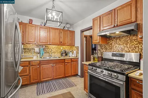 Kitchen - 1110 Laurel Ave, Pittsburg, CA 94565 photo 2 of 3