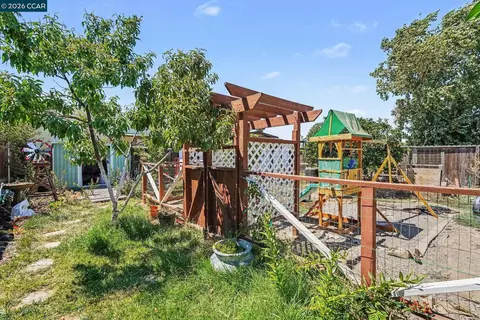 Exterior - 1110 Laurel Ave, Pittsburg, CA 94565 photo 5 of 7