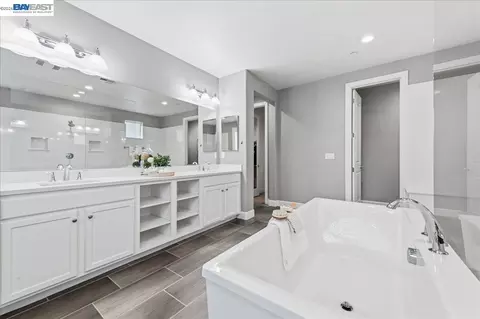 Bath - 2730 Mount Dana Dr, Dublin, CA 94568 photo 3 of 8