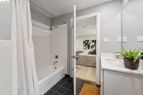 Bath - 1849 Arch St #A, Berkeley, CA 94709 photo 2 of 4