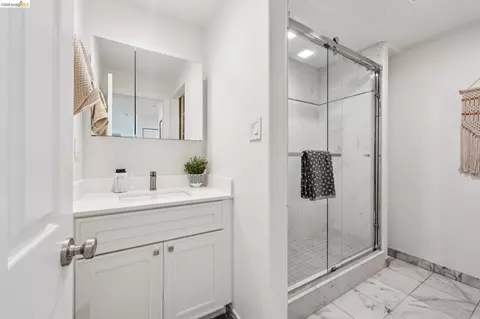 Bath - 1849 Arch St #A, Berkeley, CA 94709 photo 3 of 4