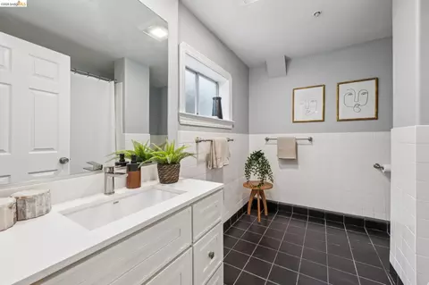 Bath - 1849 Arch St #A, Berkeley, CA 94709 photo 1 of 4