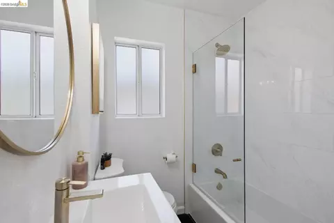 Bath - 2081 Bonar St, Berkeley, CA 94702 photo 5 of 6