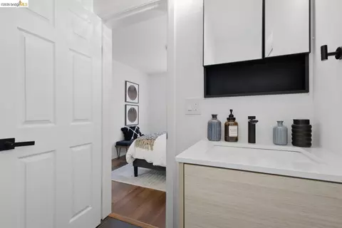 Bath - 2081 Bonar St, Berkeley, CA 94702 photo 3 of 6