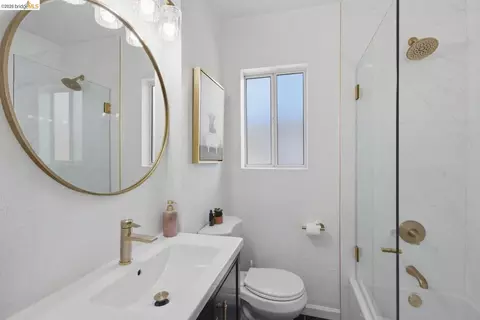 Bath - 2081 Bonar St, Berkeley, CA 94702 photo 4 of 6