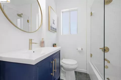 Bath - 2081 Bonar St, Berkeley, CA 94702 photo 6 of 6