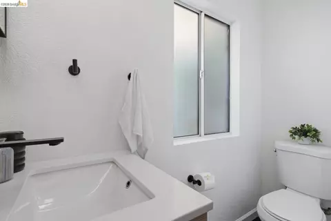 Bath - 2081 Bonar St, Berkeley, CA 94702 photo 2 of 6