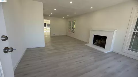 Living - 931 Hargus Ave, Vallejo, CA 94591 photo 3 of 4