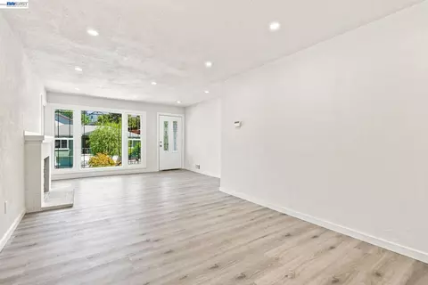 Living - 931 Hargus Ave, Vallejo, CA 94591 photo 5 of 12