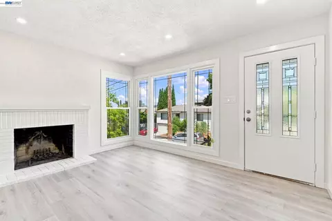 Living - 931 Hargus Ave, Vallejo, CA 94591 photo 3 of 12