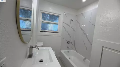Bath - 931 Hargus Ave, Vallejo, CA 94591 photo 1 of 2