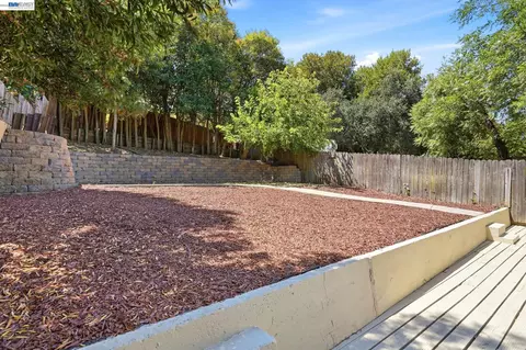 Exterior - 931 Hargus Ave, Vallejo, CA 94591 photo 6 of 7
