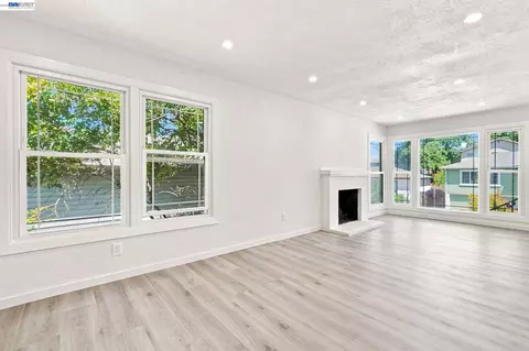Living - 931 Hargus Ave, Vallejo, CA 94591 photo 6 of 12