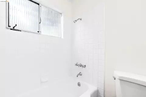 Bath - 1730 Highland Pl #1, Berkeley, CA 94709 photo 4 of 4
