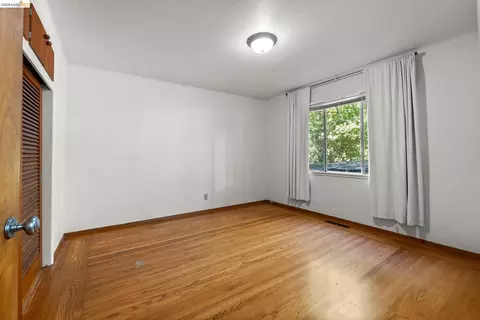 Bedroom - 1730 Highland Pl #1, Berkeley, CA 94709 photo 1 of 3