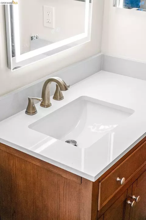 Bath - 1730 Highland Pl #1, Berkeley, CA 94709 photo 3 of 4