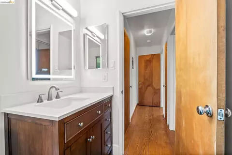 Bath - 1730 Highland Pl #1, Berkeley, CA 94709 photo 2 of 4