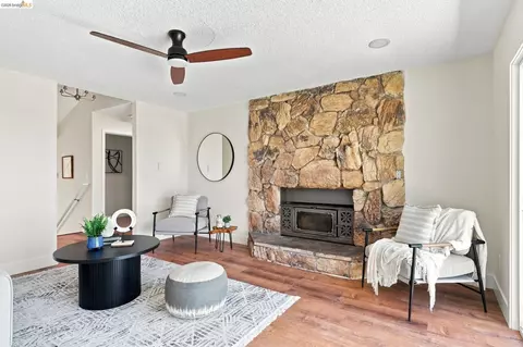 Living - 235 Toledo Ct, Vallejo, CA 94591 photo 5 of 5
