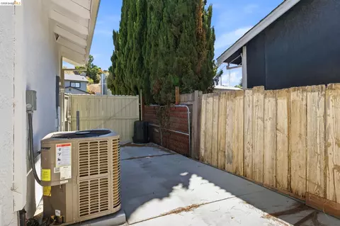 Exterior - 235 Toledo Ct, Vallejo, CA 94591 photo 5 of 7