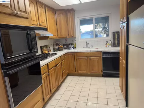 Kitchen - 1603 Morgan St, Mountain View, CA 94043 photo 2 of 4