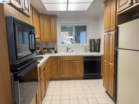 Kitchen - 1603 Morgan St, Mountain View, CA 94043 photo 3 of 4