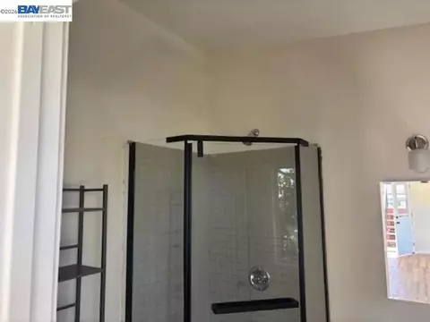 Bath - 114 Baxter St, Vallejo, CA 94590 photo 5 of 6