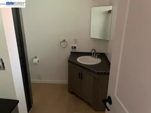 Bath - 114 Baxter St, Vallejo, CA 94590 photo 3 of 6