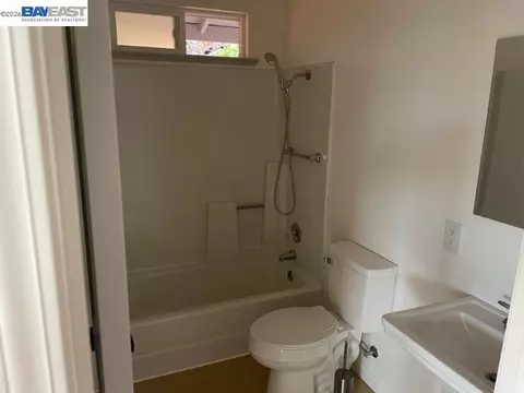 Bath - 114 Baxter St, Vallejo, CA 94590 photo 4 of 6