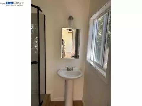 Bath - 114 Baxter St, Vallejo, CA 94590 photo 6 of 6