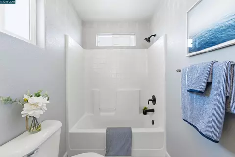 Bath - 6 Moss Ct, Napa, CA 94558 photo 7 of 8