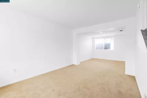 Living - 712 Daniels Ave, Vallejo, CA 94590 photo 5 of 8